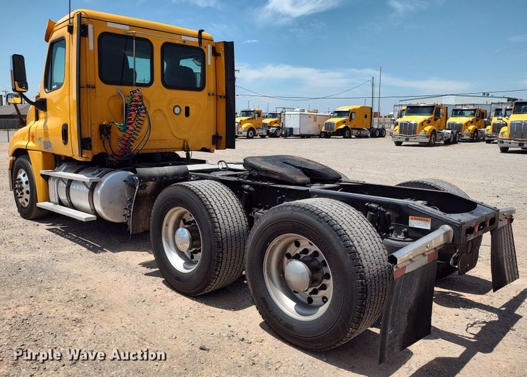 image for item LU9112 2018 Freightliner Cascadia 125  semi truck