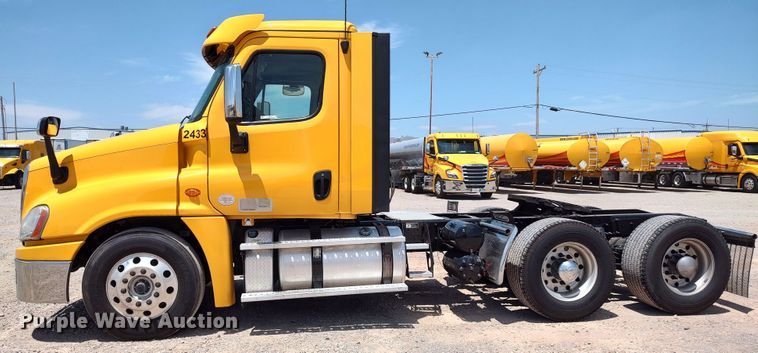 image for item LU9112 2018 Freightliner Cascadia 125  semi truck