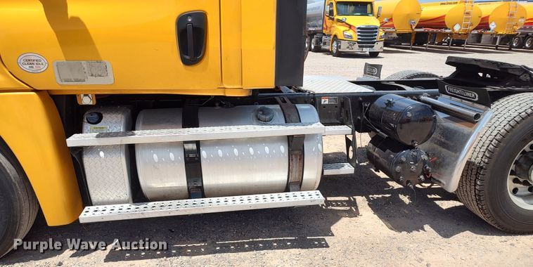 image for item LU9112 2018 Freightliner Cascadia 125  semi truck