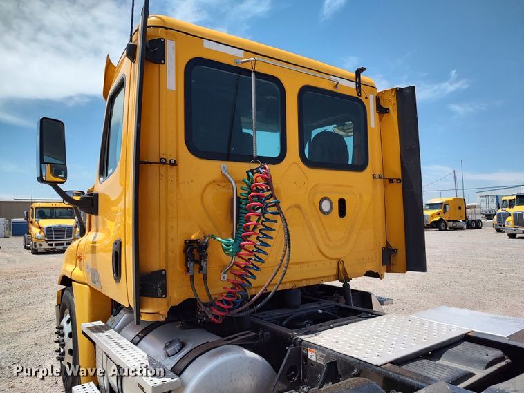 image for item LU9112 2018 Freightliner Cascadia 125  semi truck