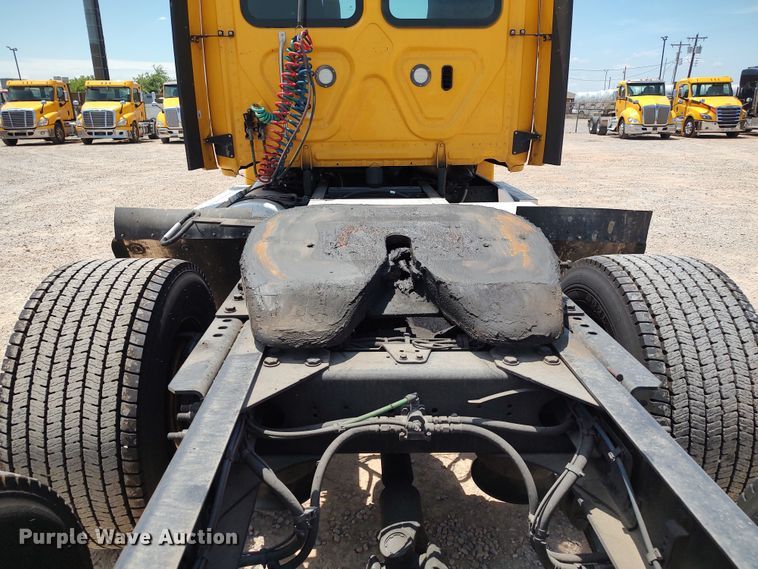 image for item LU9112 2018 Freightliner Cascadia 125  semi truck