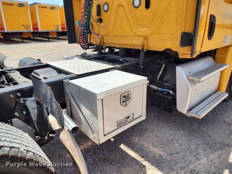 image for item LU9112 2018 Freightliner Cascadia 125  semi truck