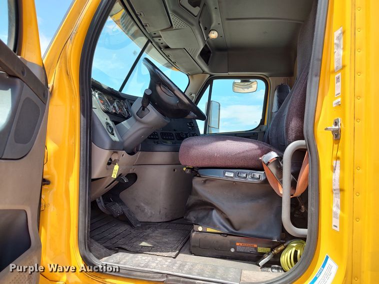 image for item LU9112 2018 Freightliner Cascadia 125  semi truck