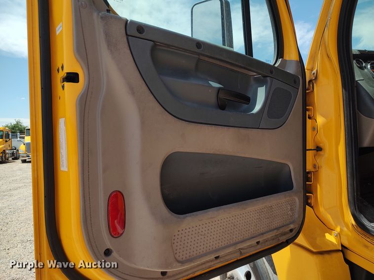 image for item LU9112 2018 Freightliner Cascadia 125  semi truck