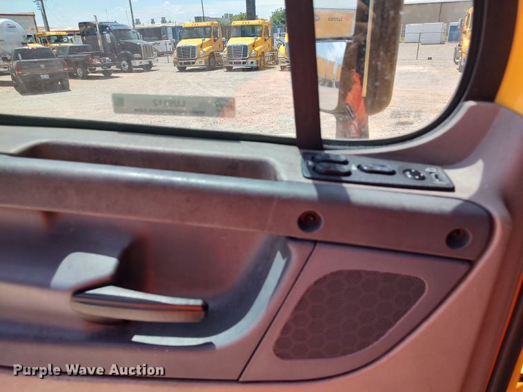 image for item LU9112 2018 Freightliner Cascadia 125  semi truck