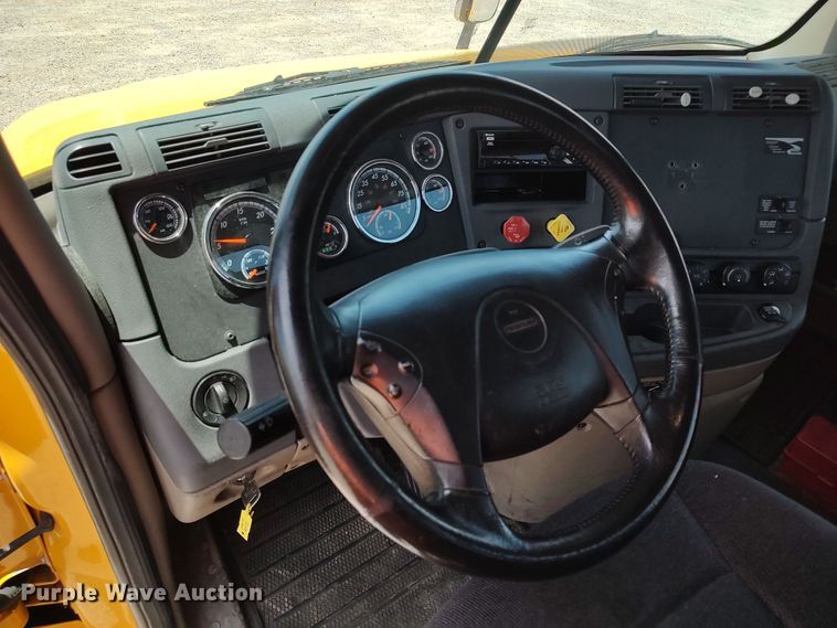 image for item LU9112 2018 Freightliner Cascadia 125  semi truck