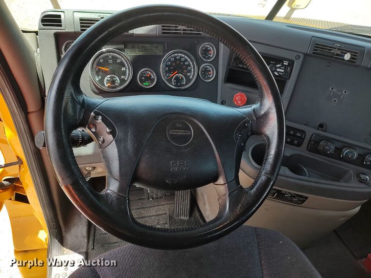 image for item LU9112 2018 Freightliner Cascadia 125  semi truck