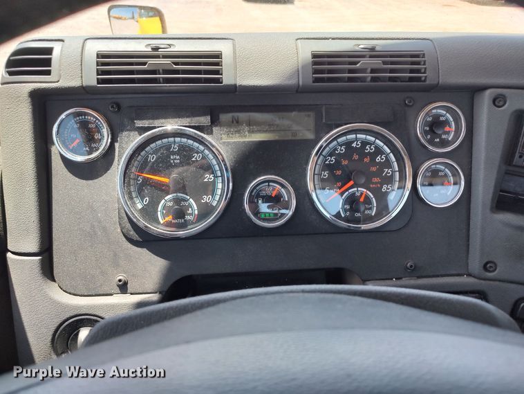 image for item LU9112 2018 Freightliner Cascadia 125  semi truck