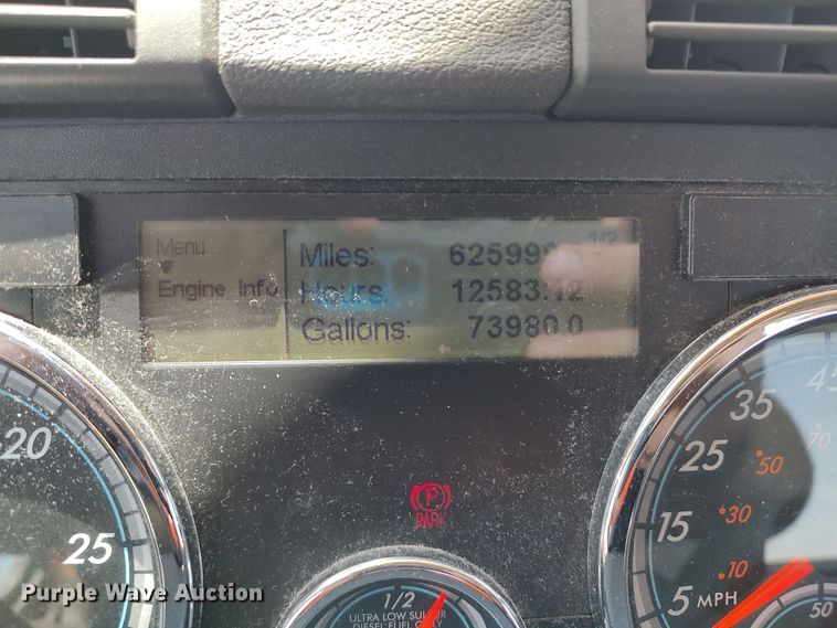 image for item LU9112 2018 Freightliner Cascadia 125  semi truck