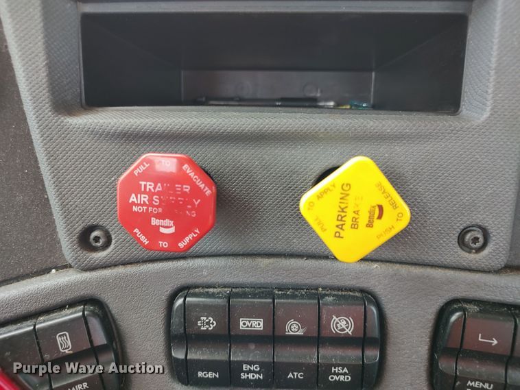 image for item LU9112 2018 Freightliner Cascadia 125  semi truck