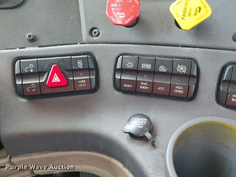 image for item LU9112 2018 Freightliner Cascadia 125  semi truck