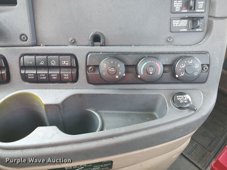 image for item LU9112 2018 Freightliner Cascadia 125  semi truck