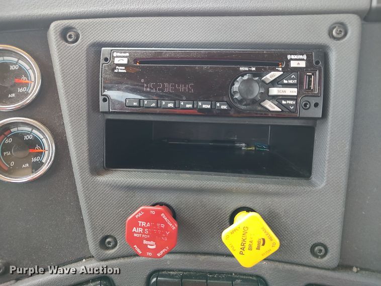 image for item LU9112 2018 Freightliner Cascadia 125  semi truck