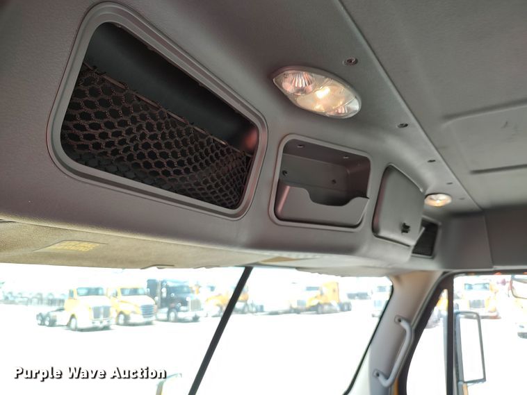 image for item LU9112 2018 Freightliner Cascadia 125  semi truck