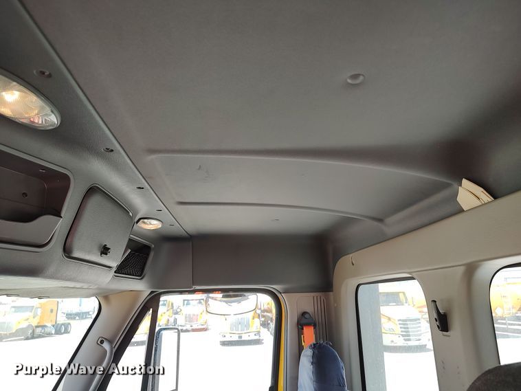 image for item LU9112 2018 Freightliner Cascadia 125  semi truck