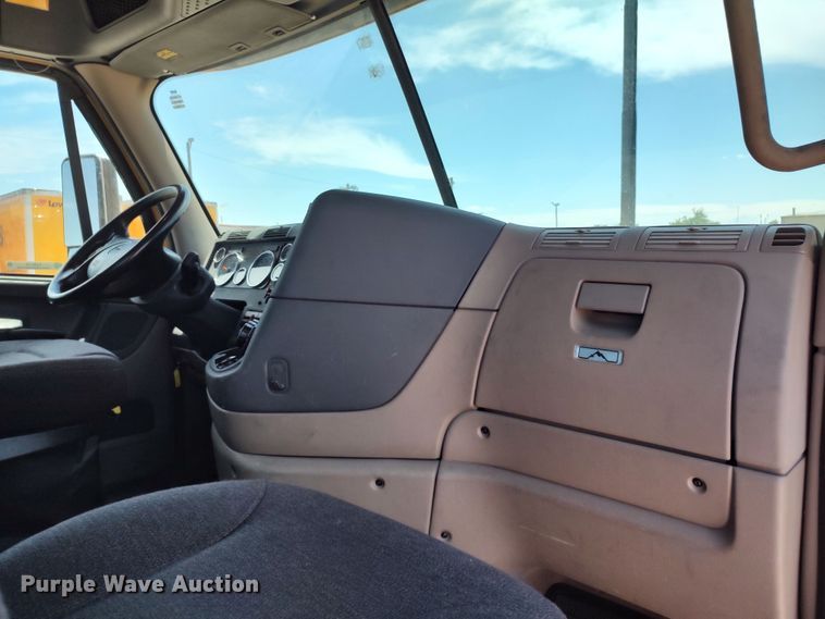 image for item LU9112 2018 Freightliner Cascadia 125  semi truck