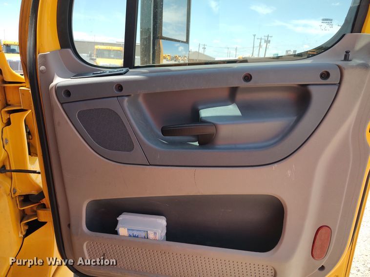 image for item LU9112 2018 Freightliner Cascadia 125  semi truck