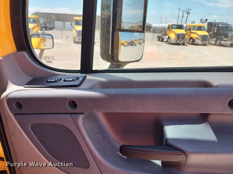 image for item LU9112 2018 Freightliner Cascadia 125  semi truck