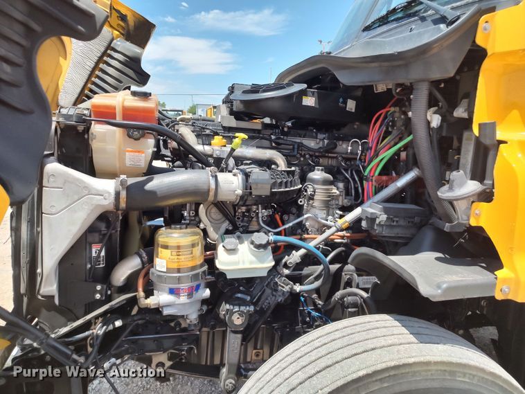 image for item LU9112 2018 Freightliner Cascadia 125  semi truck