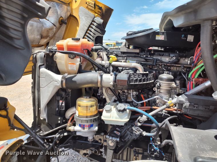 image for item LU9112 2018 Freightliner Cascadia 125  semi truck