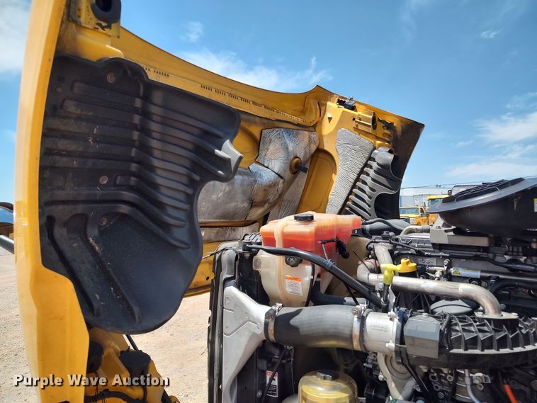 image for item LU9112 2018 Freightliner Cascadia 125  semi truck