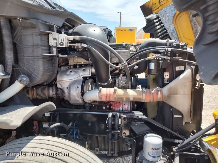 image for item LU9112 2018 Freightliner Cascadia 125  semi truck