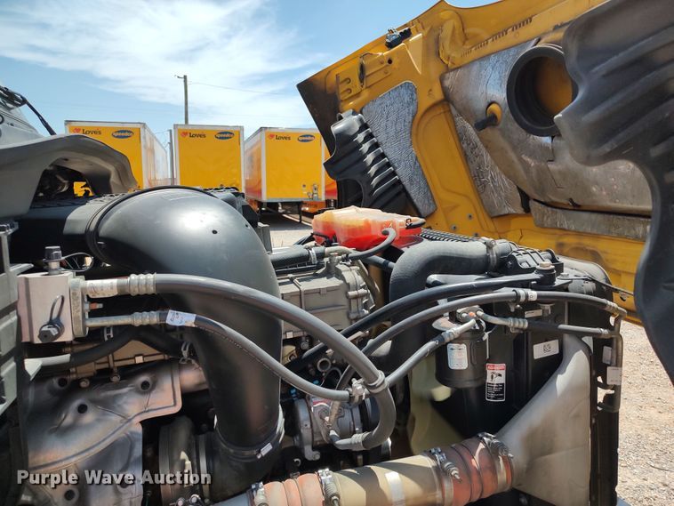 image for item LU9112 2018 Freightliner Cascadia 125  semi truck