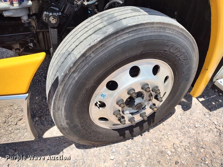 image for item LU9112 2018 Freightliner Cascadia 125  semi truck