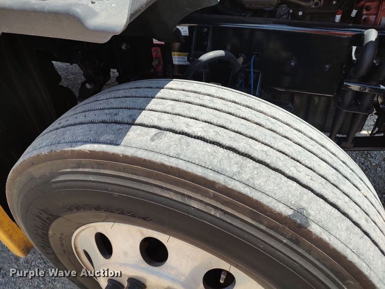 image for item LU9112 2018 Freightliner Cascadia 125  semi truck