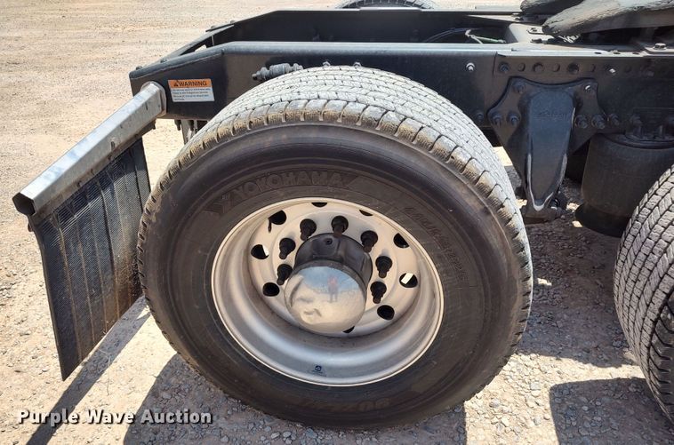 image for item LU9112 2018 Freightliner Cascadia 125  semi truck