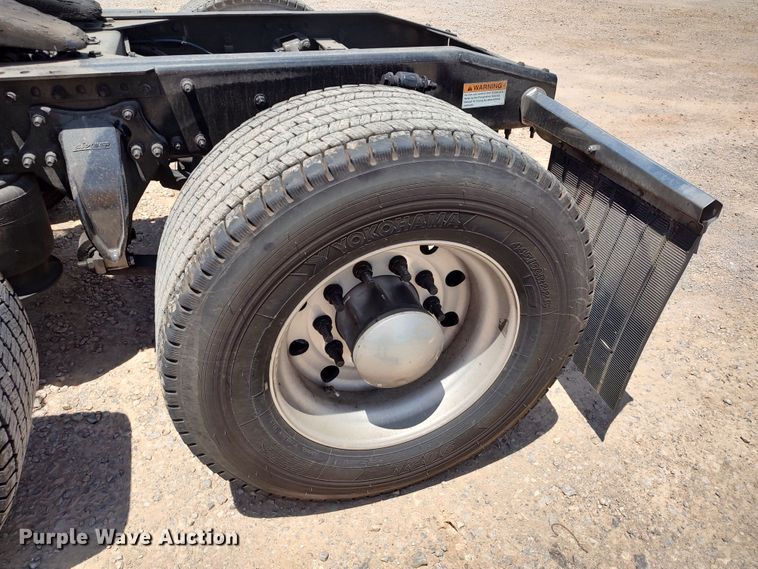 image for item LU9112 2018 Freightliner Cascadia 125  semi truck