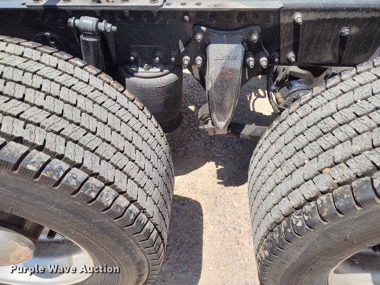 image for item LU9112 2018 Freightliner Cascadia 125  semi truck