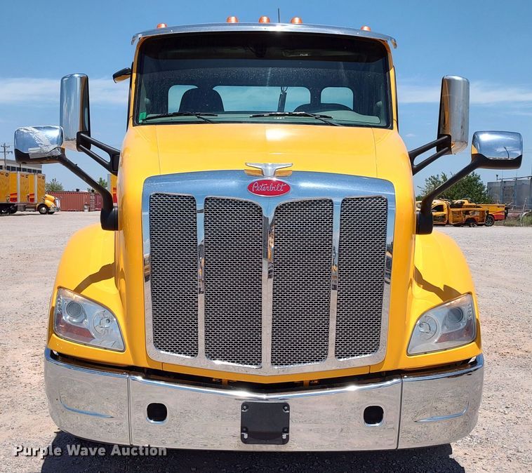 image for item LU9113 2019 Peterbilt 579  semi truck