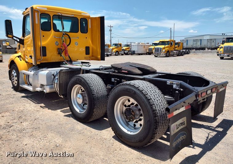 image for item LU9113 2019 Peterbilt 579  semi truck