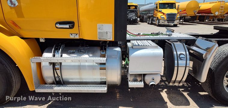image for item LU9113 2019 Peterbilt 579  semi truck
