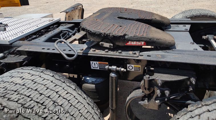 image for item LU9113 2019 Peterbilt 579  semi truck