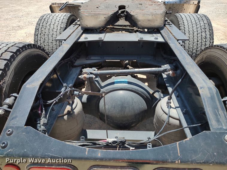 image for item LU9113 2019 Peterbilt 579  semi truck