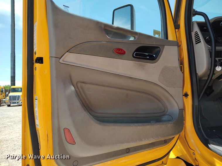 image for item LU9113 2019 Peterbilt 579  semi truck