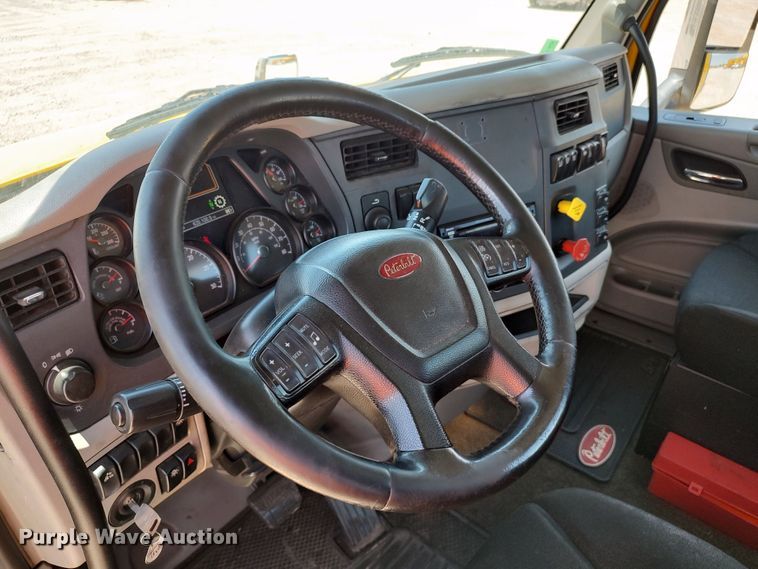 image for item LU9113 2019 Peterbilt 579  semi truck