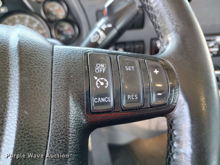 image for item LU9113 2019 Peterbilt 579  semi truck