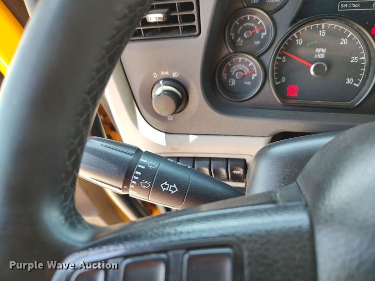 image for item LU9113 2019 Peterbilt 579  semi truck