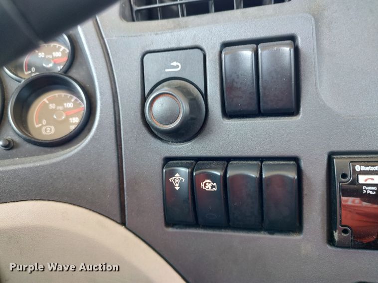 image for item LU9113 2019 Peterbilt 579  semi truck