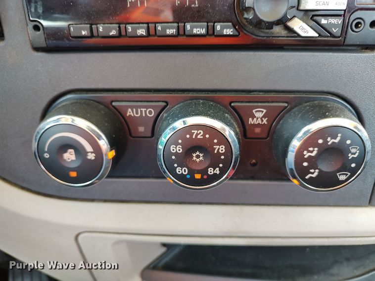 image for item LU9113 2019 Peterbilt 579  semi truck