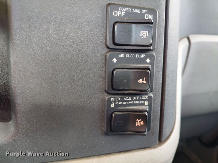 image for item LU9113 2019 Peterbilt 579  semi truck