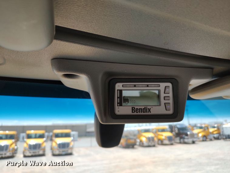 image for item LU9113 2019 Peterbilt 579  semi truck