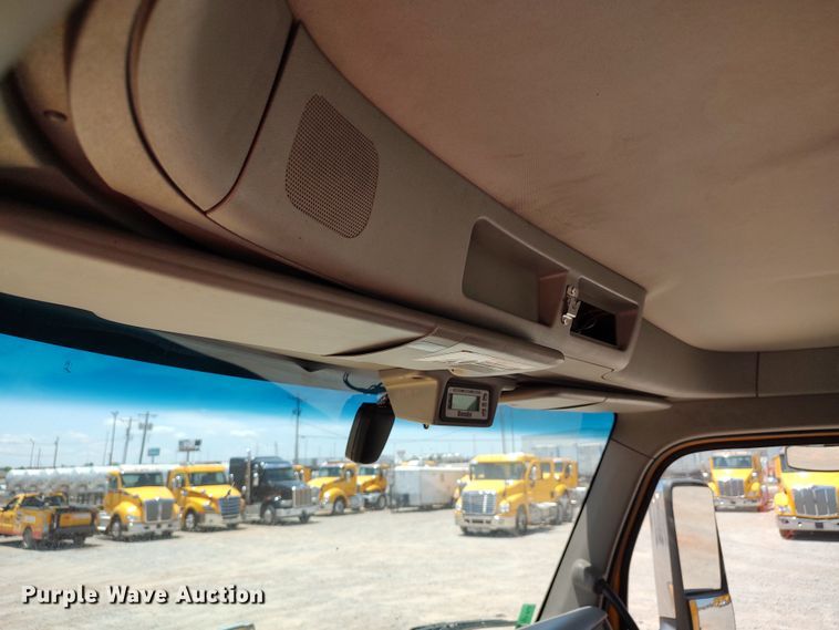 image for item LU9113 2019 Peterbilt 579  semi truck