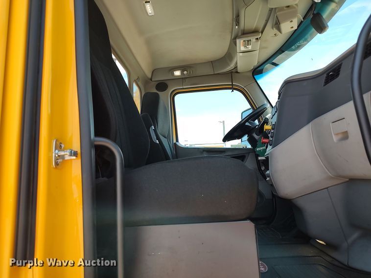 image for item LU9113 2019 Peterbilt 579  semi truck