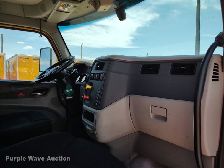 image for item LU9113 2019 Peterbilt 579  semi truck