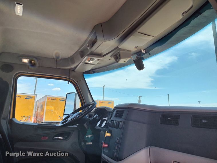 image for item LU9113 2019 Peterbilt 579  semi truck