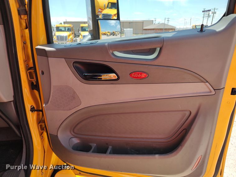 image for item LU9113 2019 Peterbilt 579  semi truck